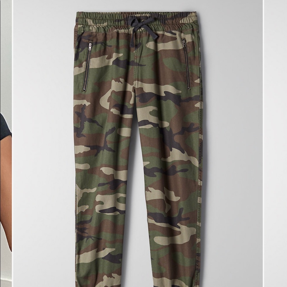 Aritzia TNA Alix Camo Jogger Pant